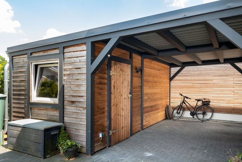 Правильный дровник решает три задачи одновременно: защищает дрова от осадков, обеспечивает постоянное проветривание для досушки и позволяет хранить годовой запас компактно и организованно