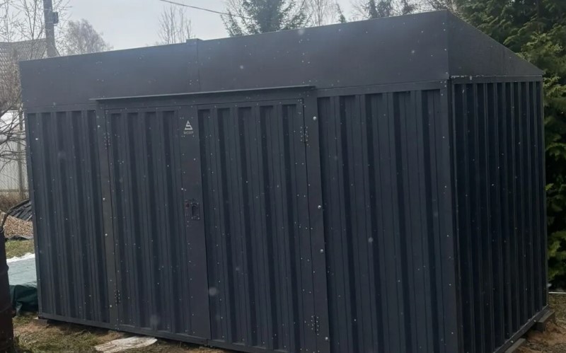 Если хозблок ещё только в планах, удобно сразу подобрать конструкцию нужного размера и учесть расположение вентиляционных точек при заказе