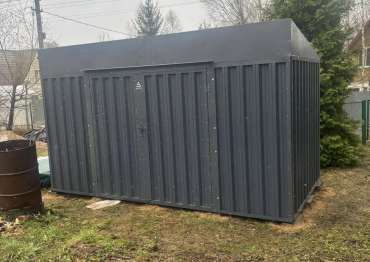 Железный хозблок SKOGGY RAL 7024 с боковой воротной группой
