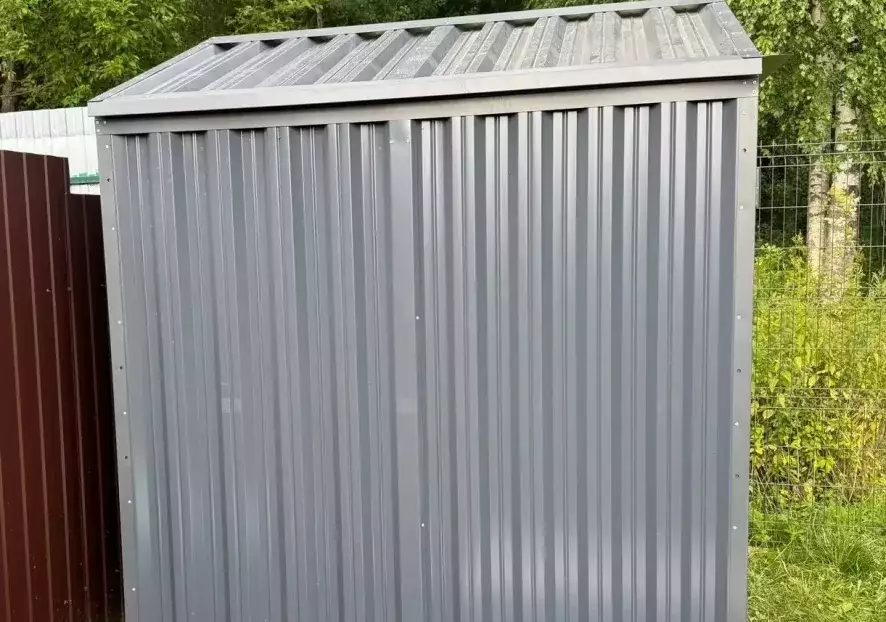 Компактный хозблок SKOGGY с двускатной крышей