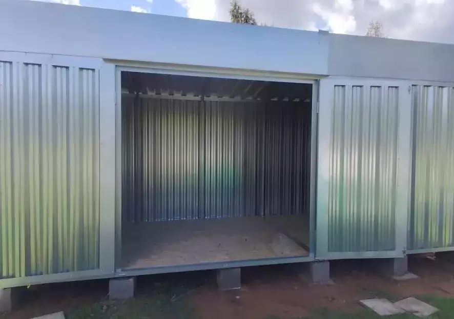 Хозблок SKOGGY с боковыми воротами в цинке